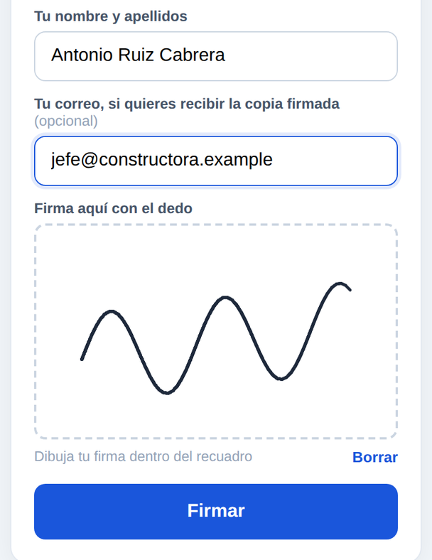 El jefe de obra firmando el parte desde su móvil